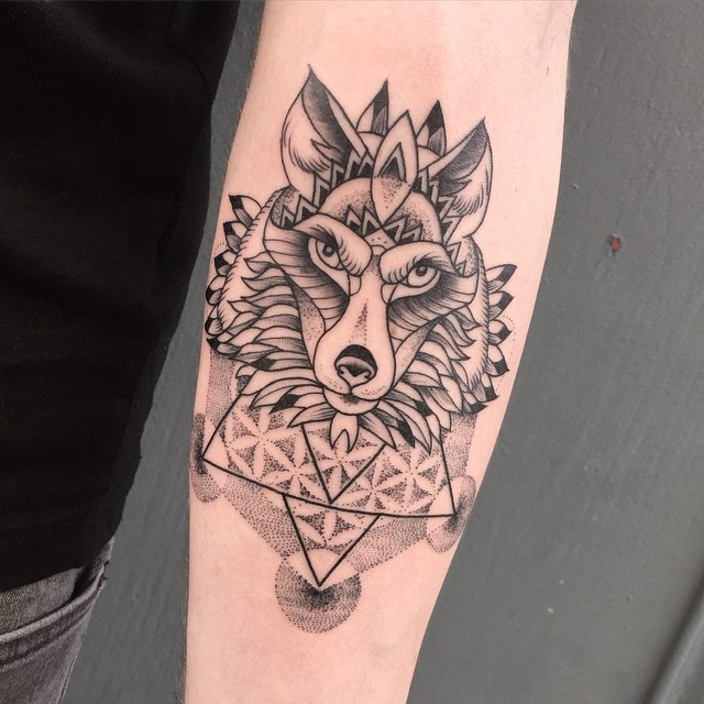 veenom-bleunoir-dotwork-wolf-blackwork-tattoo