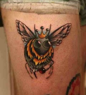 Amaizing bee tattoo by Michelle Maddison