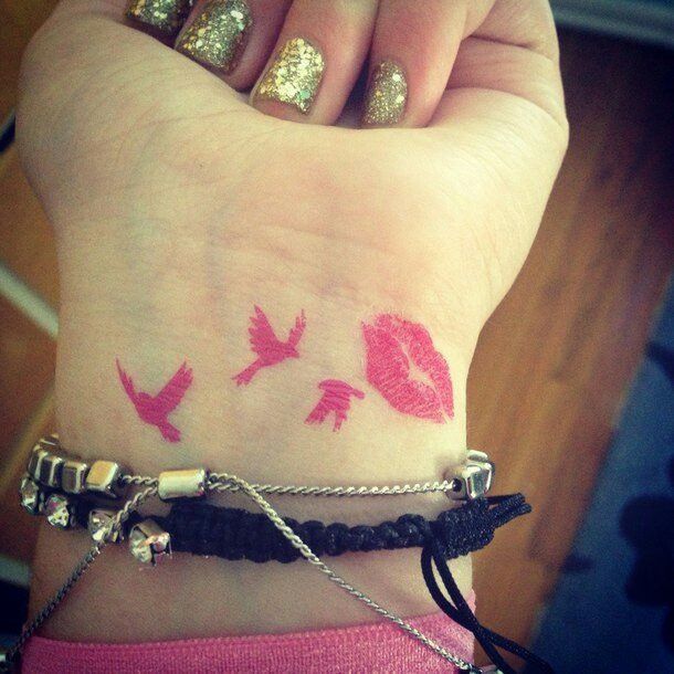 Birds and kiss pink tattoo