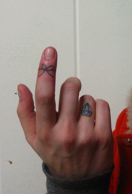 Bow and crystal fingers tattoo