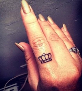 Fingers crown tattoo