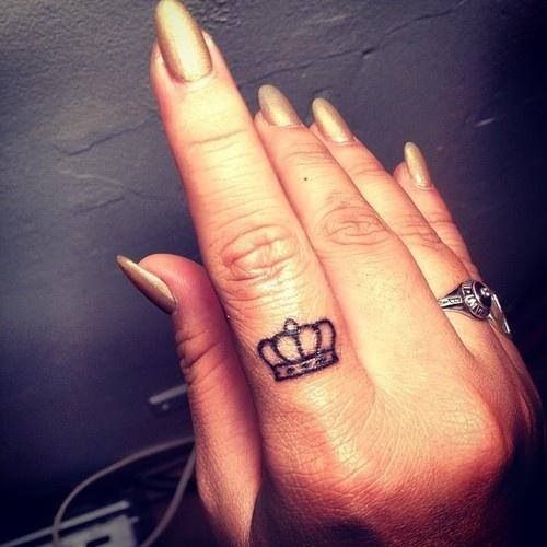 Fingers crown tattoo