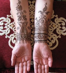 Lovely henna black tattoo