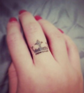 Pretty finger crown tattoo