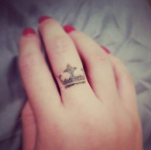 Pretty finger crown tattoo