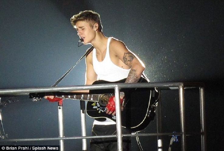 justin bieber tattoo during concert