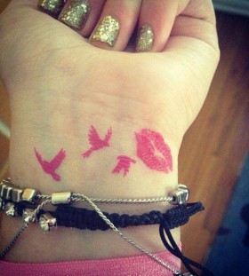 Birds-and-kiss-pink-tattoo