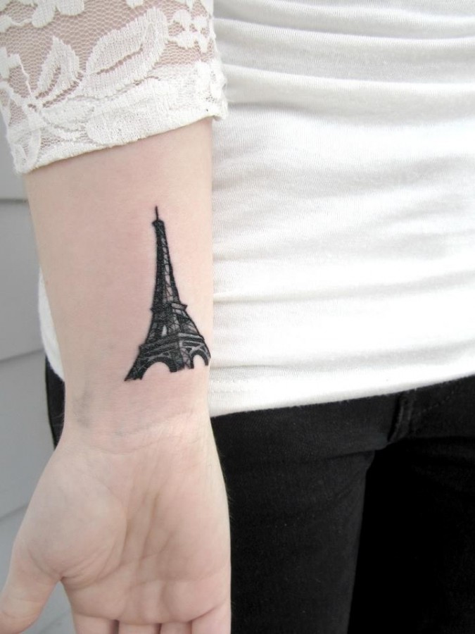 Eifell tower on my hand