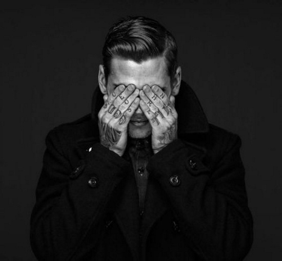 Fingers tattoo