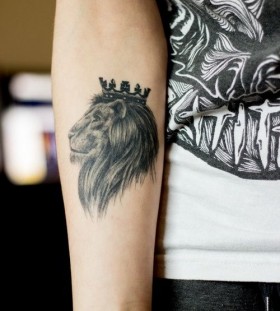 Hands lion tattoo