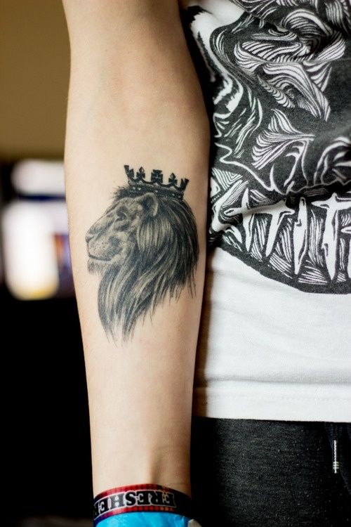 Hands lion tattoo