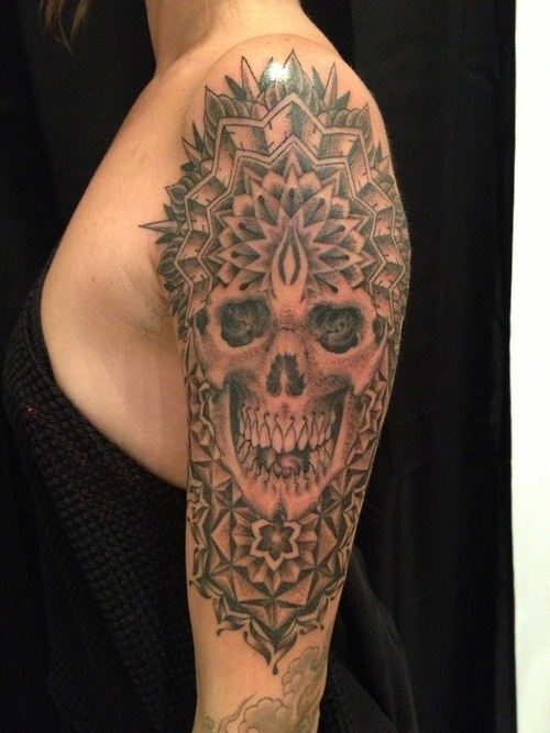 Skull tattoo by Miah Waska