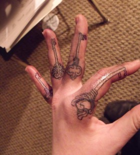 key-tattoo-on-fingers