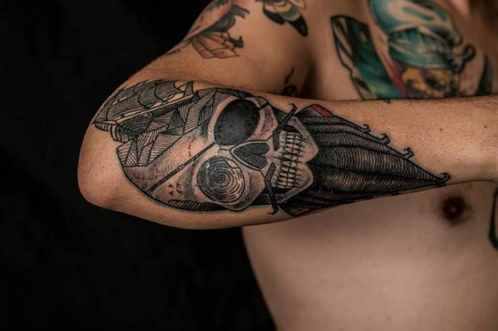 Black skull tattoo by Tyago Compiani