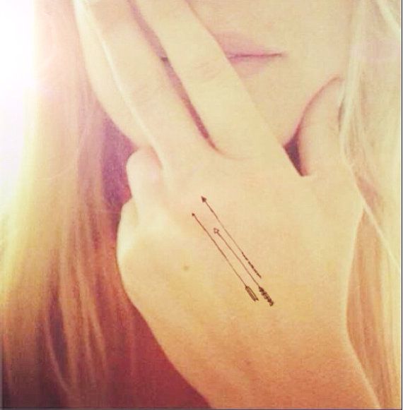 Cool girl’s arrow tattoo