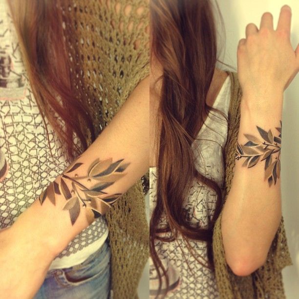 Lovely girl’s leaf tattoo