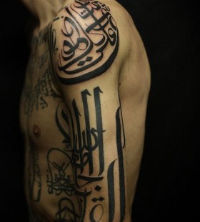 Men's black ornaments Egypt style tattoo