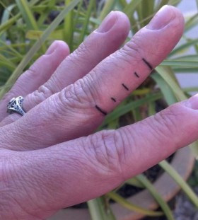 Short fingers lines tattoo