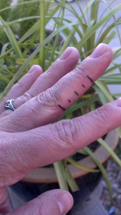 Short fingers lines tattoo