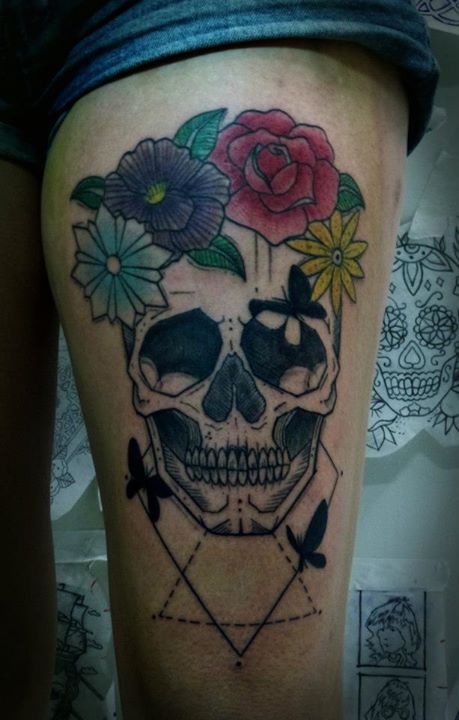 Skull and colorful flowers tattoo by Tyago Compiani