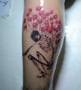 Skull and flowers tattoo by Tyago Compiani