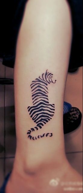 Black lines tiger tattoo on leg