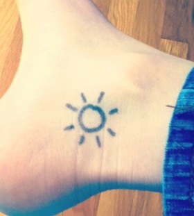 Black lovely sun tattoo on leg