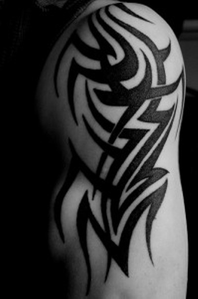 Black lovely tribal tattoo on shoulder