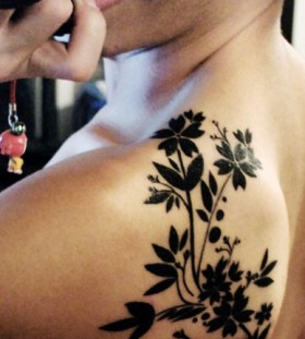 Black men's tree tattoo on shoulder