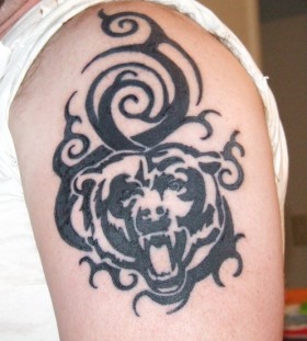 Black ornaments bear tattoo on shoulder