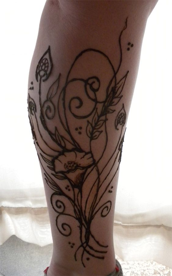 Black simple poppy tattoo on leg