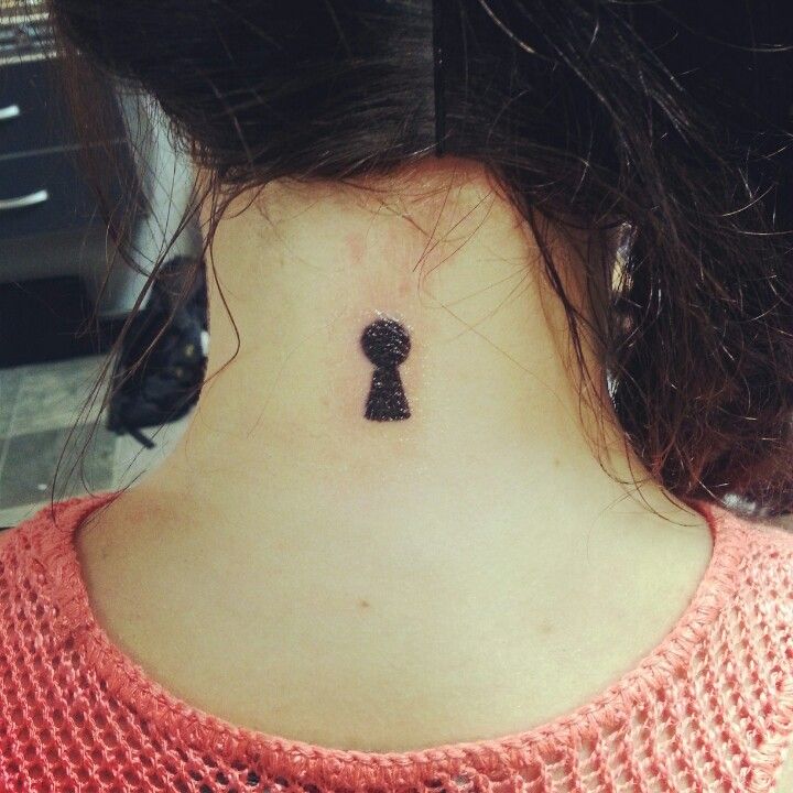 Black women’s keyhole tattoo