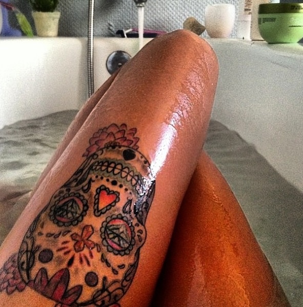 Colorful women skull tattoo on leg