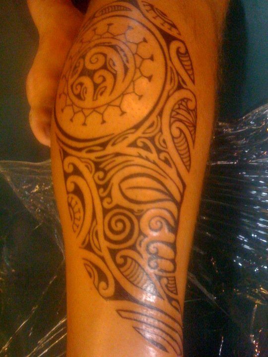 Cool black tribal tattoo on leg