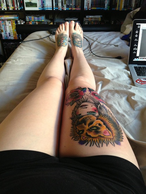 Funny women lion tattoo on leg