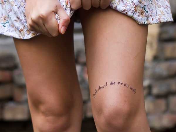 Knee lovely quote tattoo on leg