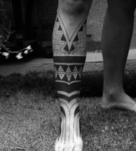 Ornaments of black tribal tattoo on leg