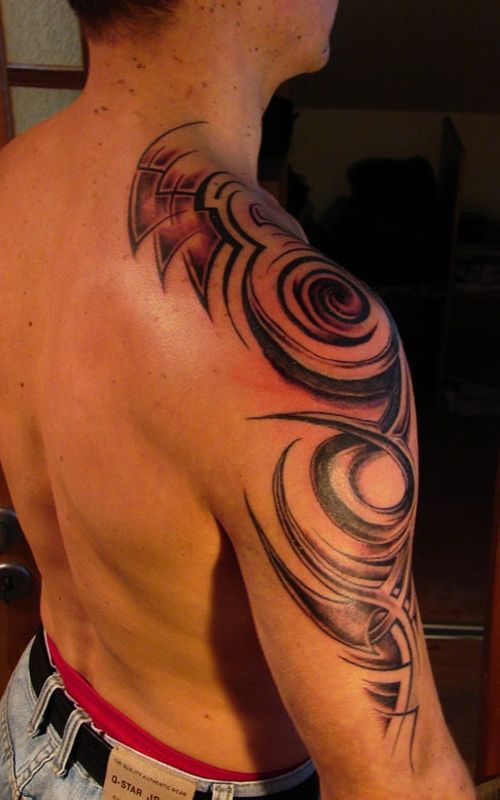 Owal black and red tribal tattoo on shoulder