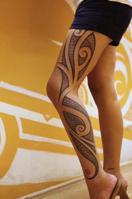 Simple women’s tribal tattoo on leg