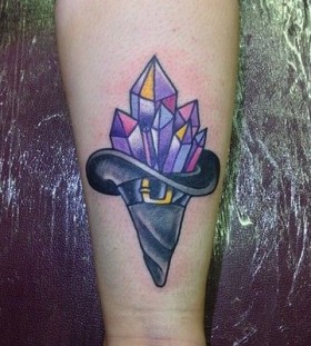 Which cap and crystal tattoo on leg