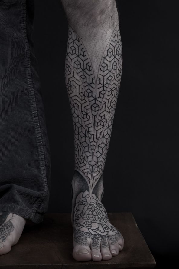 Cute ornaments geometric tattoo on leg