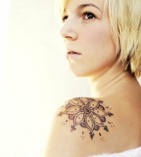 Simple blonde girl geometric shoulder, back tattoo