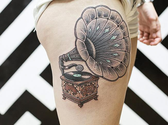 Amazing gramophone leg tattoo