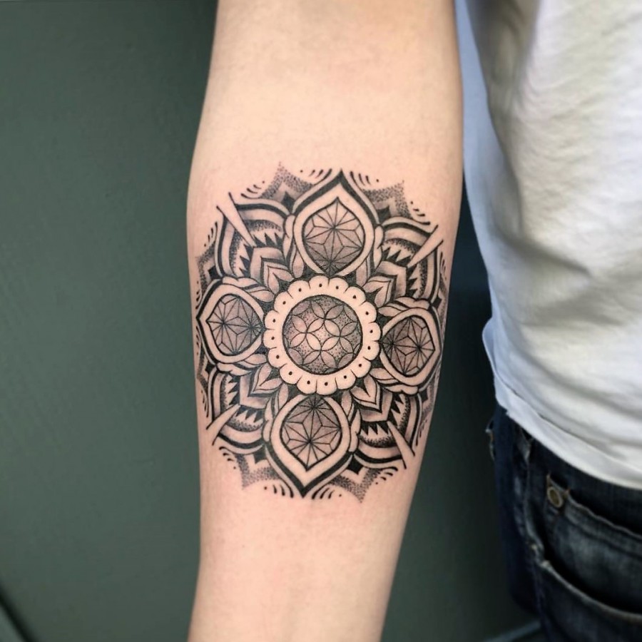 jeykill-bleunoir-mandala-blackwork-tattoo