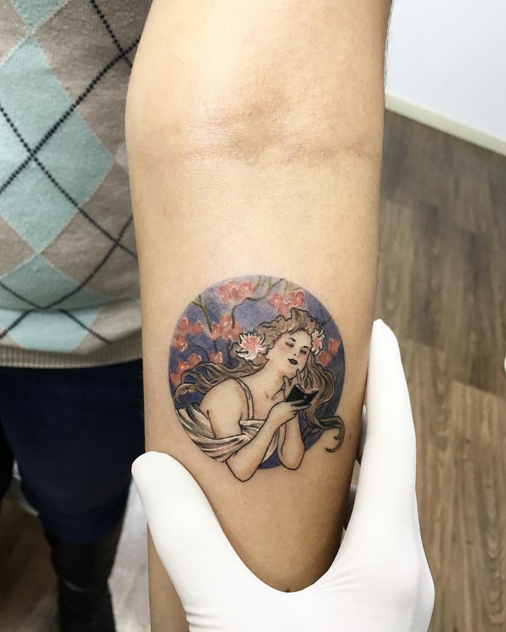 mucha-circle-tattoo