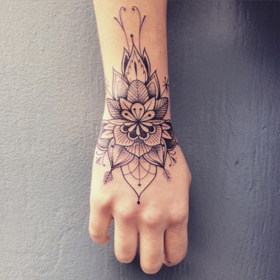 supakitch-bleunoir-wrist-flower-blackwork-tattoo