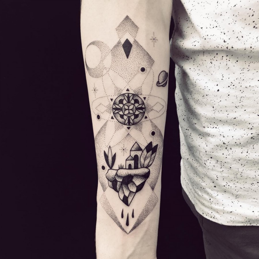 violette-bleunoir-planet-blackwork-tattoo