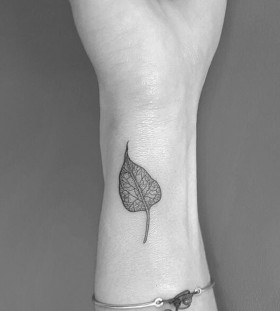 autumn-leaf-on-wrist-tattoo autumn-leaf-on-wrist-tattoo