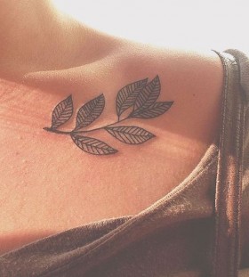 autumn-leaf-tattoo-on-colarbone autumn-leaf-tattoo-on-colarbone