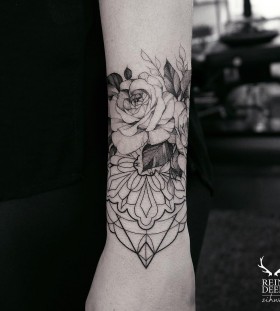 geometric-flower-tattoo
